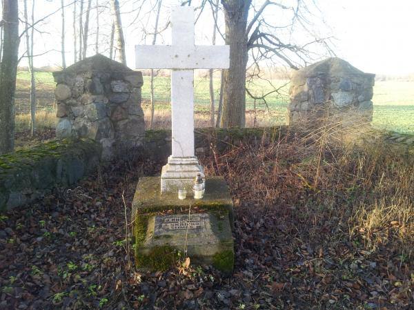 Paliepių Grūžių dvaro kapinaitės. J. Ruščico ir J. Skripkos šeimos kapavietė. Nuotrauka iš Pasvalio Mariaus Katiliškio viešosios bibliotekos Krašto kultūros dokumentavimo centro fondų, 2015